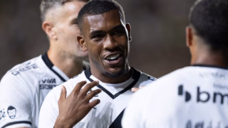 Rayan em ação pelo Vasco na partida contra o Cruzeiro, destacando o jogador e o uniforme do time.
