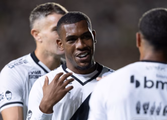 Rayan em ação pelo Vasco na partida contra o Cruzeiro, destacando o jogador e o uniforme do time.