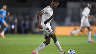 Zagueiro Cuesta, do Vasco, em campo durante partida contra o Cruzeiro pelo Brasileirão.