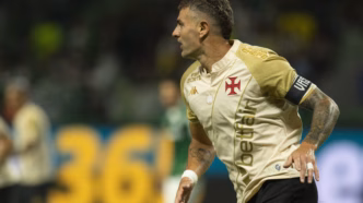 Vegetti em ação pelo Vasco, em jogo contra o Palmeiras.
