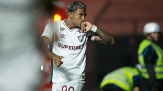 John Kennedy comemora seu gol de pênalti pelo Fluminense contra o Sport no Brasileirão 2025.
