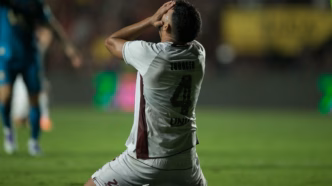 Ignácio, jogador do Fluminense, lamenta gol sofrido contra o Sport no final da partida do Brasileirão 2025.