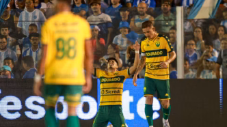 Alejandro Martínez, do Cuiabá, comemora gol marcado contra o Paysandu na Série B.
