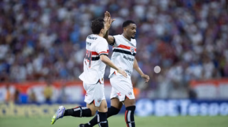 Tapia comemora gol pelo São Paulo contra o Fortaleza no Brasileirão 2025.