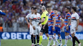 Rigoni, atacante do São Paulo, com expressão de frustração após ser expulso em jogo contra o Fortaleza.