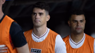 Oscar no banco de reservas em Fortaleza x São Paulo, com a camisa do Tricolor.