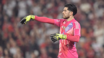 Agustín Rossi, goleiro do Flamengo, em ação durante partida, buscando a cidadania brasileira.