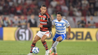 Samuel Lino em campo durante a partida do Flamengo contra o Cruzeiro, válida pelo Brasileirão.