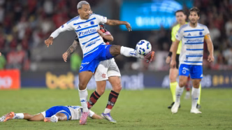 Matheus Pereira em ação durante Flamengo x Cruzeiro pelo Campeonato Brasileiro.