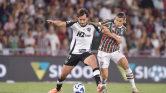 Fluminense em campo durante a partida contra o Atlético-MG, com o placar favorável ao time carioca.