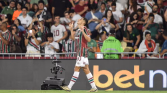 Serna comemora gol pelo Fluminense contra o Atlético-MG