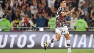 Serna comemora gol pelo Fluminense em partida contra o Atlético-MG.