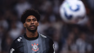 Hugo Souza em ação pelo Corinthians em partida contra o Mirassol