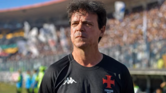 Fernando Diniz em ação durante partida do Vasco pelo Brasileirão 2025, destacando o time com melhor ataque.
