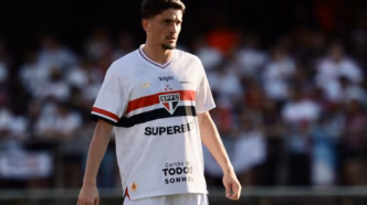 Pablo Maia em ação durante partida do São Paulo contra o Palmeiras pelo Brasileirão 2025.