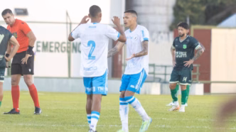 Jogadores do Londrina comemoram gol importante contra o Floresta na Série C.