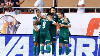 Flaco López, atacante do Palmeiras, comemorando um gol durante a partida contra o São Paulo no Brasileirão 2025.