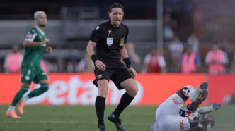 Árbitro Ramon Abatti Abel em campo durante partida do Brasileirão Série A.
