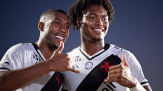 Rayan e GB comemoram após o gol da vitória do Vasco contra o Vitória no Brasileirão 2025.