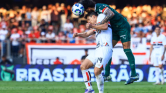 Lance entre Tapia (São Paulo) e Gustavo Gómez (Palmeiras) durante o clássico.