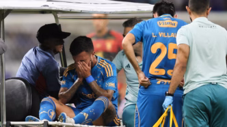 Matheus Henrique, volante do Cruzeiro, deixa o campo chorando após sofrer fratura nas costelas.