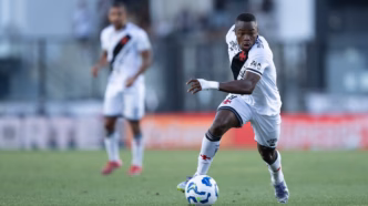 Andrés Gómez em ação pelo Vasco em partida do Campeonato Brasileiro.