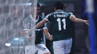 Bruno Rodrigues comemora seu gol pelo Palmeiras contra o Juventude, beijando o joelho.