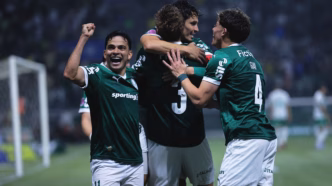 Jogadores do Palmeiras comemoram gol contra o Juventude em partida da Série A 2025.
