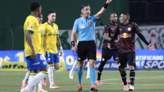 Raphael Claus apita Palmeiras x Bragantino em lance polêmico.