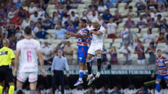 Barros, volante do Vasco, em ação durante partida contra o Fortaleza.