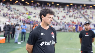 Lateral-direito do Vasco em ação durante partida contra o Fortaleza, válida pelo Campeonato Brasileiro.