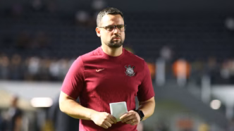 Lucas Silvestre em ação durante a partida entre Santos e Corinthians.