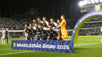 Time do Corinthians em campo com uniforme titular.