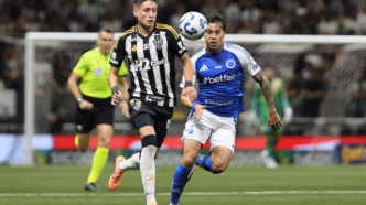 Iván Roman e Kaio Jorge em campo pelo Cruzeiro em jogo do Brasileirão.