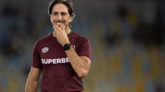 Fernando Diniz, técnico do Fluminense, durante partida no Brasileirão 2025.