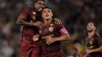 Thiago Silva comemora com John Kennedy gol pelo Fluminense.
