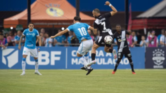 Jogadores de Ponte Preta e Londrina em campo pela final da Série C do Campeonato Brasileiro