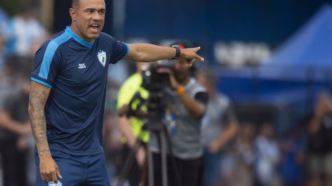 Roger Silva comemora em campo durante a partida entre Londrina e Ponte Preta.