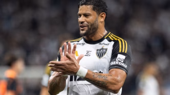 Hulk com a camisa do Atlético-MG em campo, focado durante uma partida.