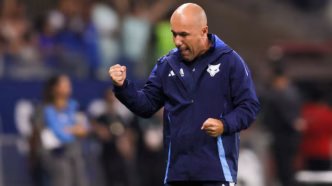 Técnico Leonardo Jardim comemora gol do Cruzeiro diante do Fortaleza em partida do Brasileirão 2025.