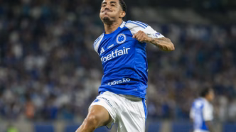 Christian do Cruzeiro comemora gol contra o Fortaleza em partida do Brasileirão.