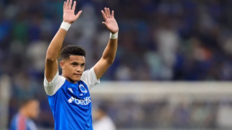 Kauã Prates, jogador do Cruzeiro, em ação durante partida contra o Fortaleza no Mineirão.