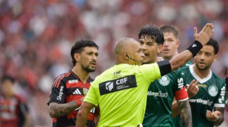 Gustavo Gómez, zagueiro do Palmeiras, em momento de reclamação com o árbitro Wilton Pereira Sampaio durante partida do Brasileirão.