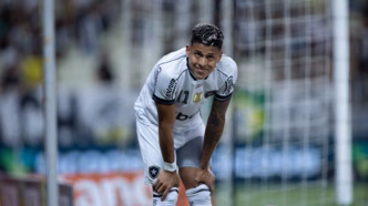 Matheus Martins, atacante do Botafogo, em lance durante jogo pelo clube.