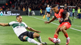 Alex Silva, jogador do Coritiba, em ação durante a partida. Foto: Robson Mafra/AGIF