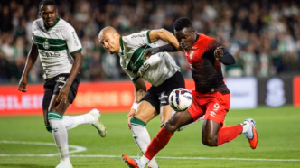 Jacy e Maicon em ação no Athletiba com Viveros, demonstrando a força defensiva do Coritiba.