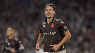 Nuno Moreira comemora gol decisivo em Vasco x Fluminense pelo Brasileirão.