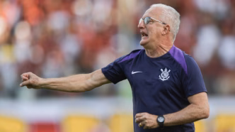 Dorival Júnior em ação durante a partida entre Vitória e Corinthians, analisando o desempenho da equipe em Salvador.