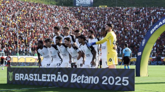 Time posado do Corinthians em campo contra o Vitória.