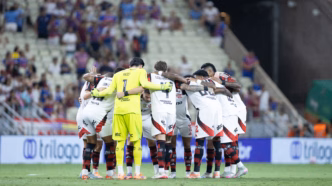 Jogadores do Flamengo comemorando em campo, com foco na recuperação física e emocional para a partida decisiva.